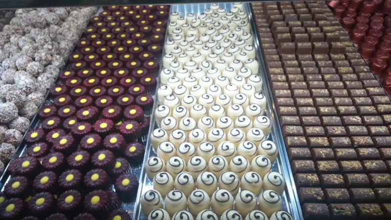 vitrine-ST RAPHAEL-min_chocolates_milk_chocolate_white_chocolate_truffles_candy_food_treat_cacao-1213769