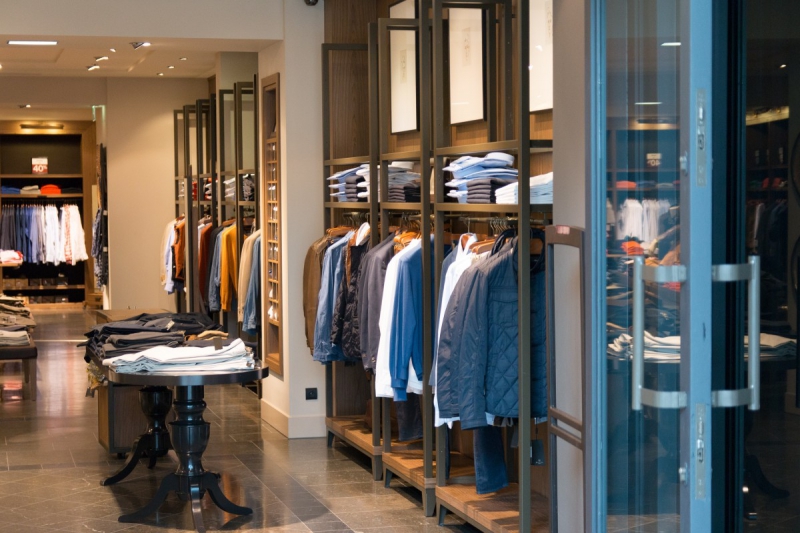 vitrine-ST RAPHAEL-min_shop_clothes_clothing_shopping_mall_shopping_kielce_crown_poland-862477